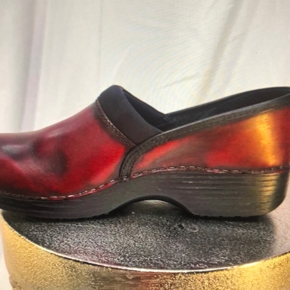 Great used condition abeo women’s size 10 clogs in oxblood color